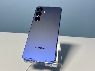 Das Galaxy S25 ist auf einem Preview-Event in Kalifornien ausgestellt.