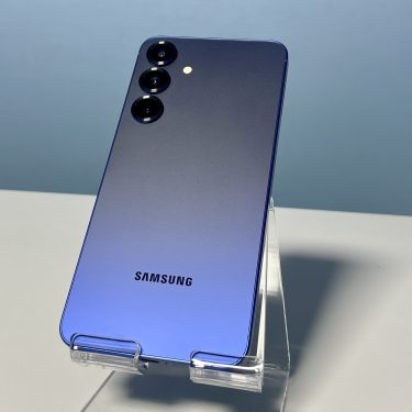 Das Galaxy S25 ist auf einem Preview-Event in Kalifornien ausgestellt.