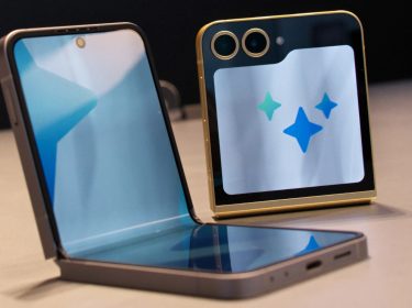 Zwei Ausführungen des Galaxy Z Flip6 nebeneinander von vorne und hinten