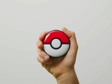 Jemand hält einen „Pokémon GO Plus+“ in der Hand.