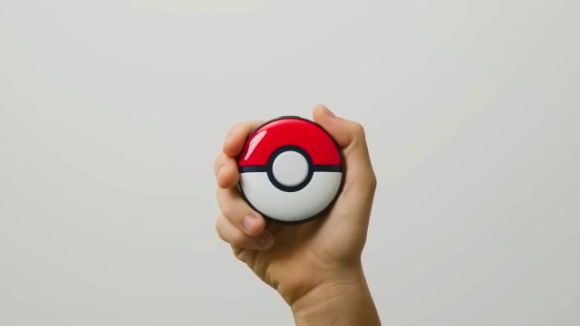 Jemand hält einen „Pokémon GO Plus+“ in der Hand.