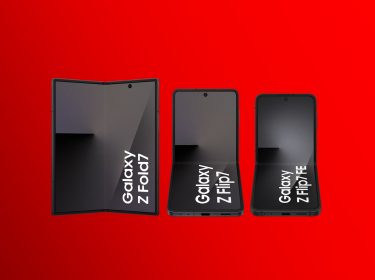 Das Bild zeigt die drei neuen Samsung Foldables aus dem Jahr 2025. Ganz links ist das Galaxy Z Fold7 zu sehen, in der Mitte das Samsung Galaxy Z Flip7 und ganz rechts das Galaxy Z Flip7 FE. Alle Geräte sind leicht geknickt, sodass der Faltmechanismus zu sehen sind. Sie sind vor einem roten Hintergrund platziert.