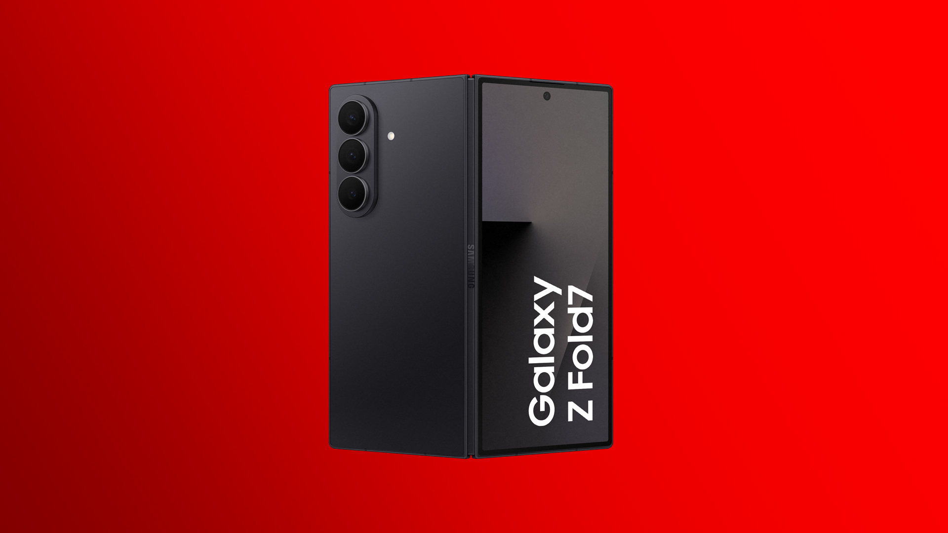 Zu sehen ist das Samsung Galaxy Z Fold7 von hinten vor rotem Hintergrund. Es ist leicht geknickt, was den Faltmechanismus unterstreicht.
