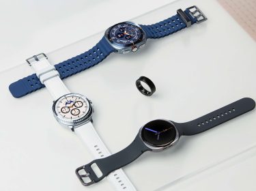 Die Galaxy Watch8, Watch8 Classic und Watch Ultra (2025) liegen auf einer weißen Oberfläche.