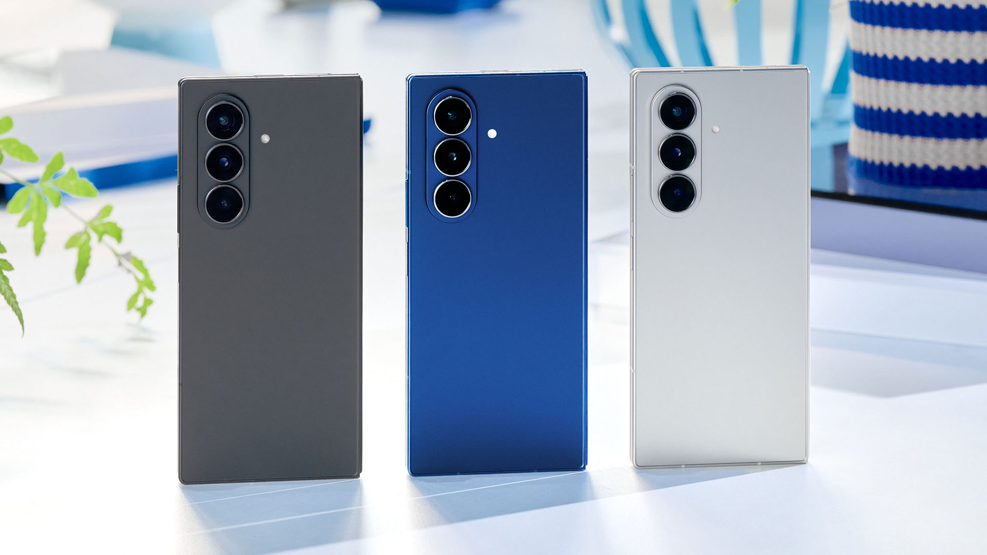 Galaxy Z Fold7 in den Farben Silver Shadow, Jetblack und Blue Shadow.