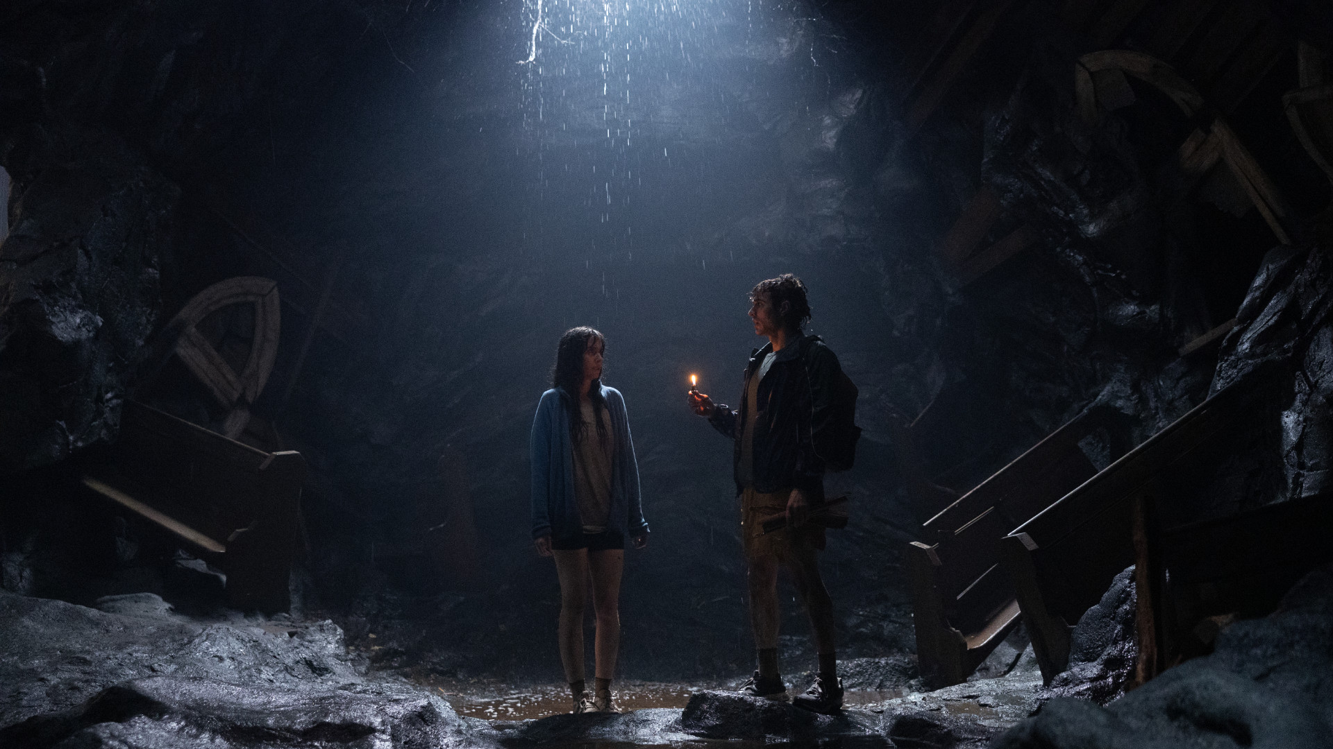 Allison Brie und Dave Franco in Togehter: Eine junge Frau und ein junger Mann stehen in einer dunklen Höhle, die durch ein Loch über ihnen mit Licht geflutet wird.