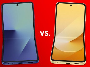 Das Samsung Galaxy Flip7 und das Galaxy Flip6 vor rotem Hintergrund