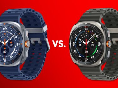 Die Samsung Galaxy Watch Ultra (2025) und die Galaxy Watch Ultra (2024) vor rotem Hintergrund.