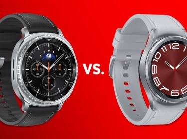 Die Samsung Galaxy Watch8 Classic und die Galaxy Watch6 vor rotem Hintergrund.