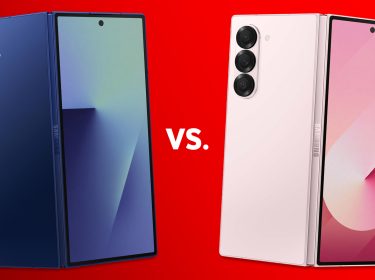 Das Samsung Galaxy Fold7 und das Galaxy Fold6 vor rotem Hintergrund.