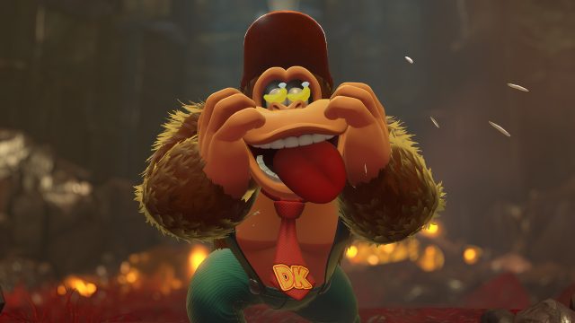 In diesem Bild aus einem der neuen Donkey Kong-Spiele streckt Donkey Kong seine Zunge heraus und zieht eine Grimasse. Er trägt eine rote Krawatte mit den Initialen „DK“.