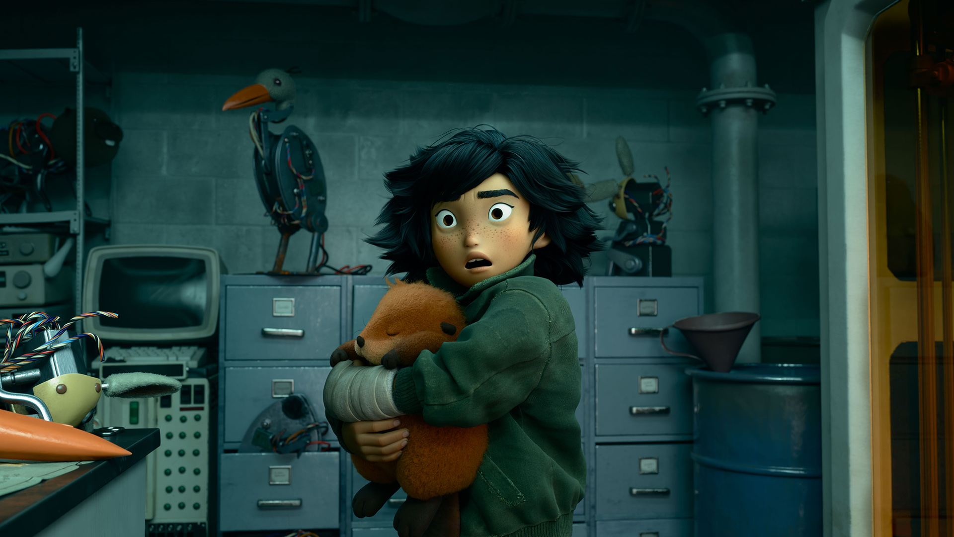 In dieser Szene aus Pixars neuem Film Hoppers steht Mabel, ein junges Mädchen mit wilden schwarzen Haaren, erschrocken in einem düsteren Raum. Sie trägt eine grüne Jacke und hält ein Tier schützend im Arm.