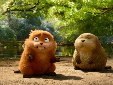 In dieser Szene aus dem neuen Pixar-Film Hoppers sitzen zwei pelzige Nagetiere mit großen Schneidezähnen nebeneinander. Links blickt das orangefarbene Tier überrascht nach oben, während das beige Tier rechts mit geschlossenen Augen entspannt wirkt.