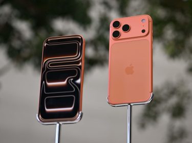 Das iPhone 17 Pro Max ist in einem Apple Store in Orange ausgestellt.