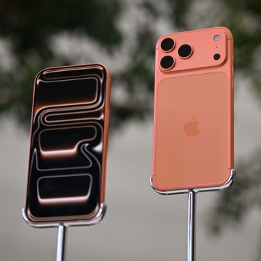 Das iPhone 17 Pro Max ist in einem Apple Store in Orange ausgestellt.