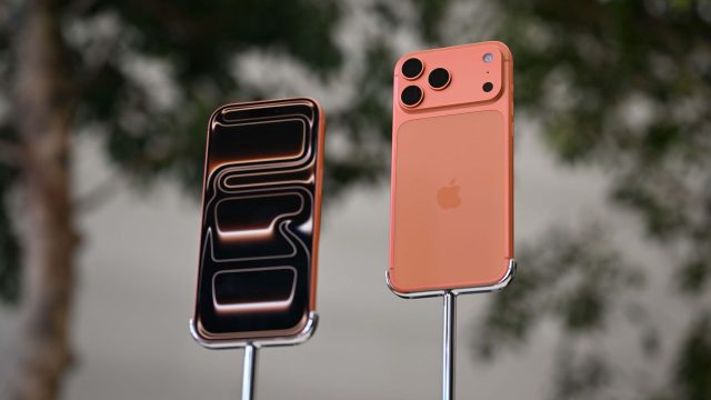 Das iPhone 17 Pro Max ist in einem Apple Store in Orange ausgestellt.