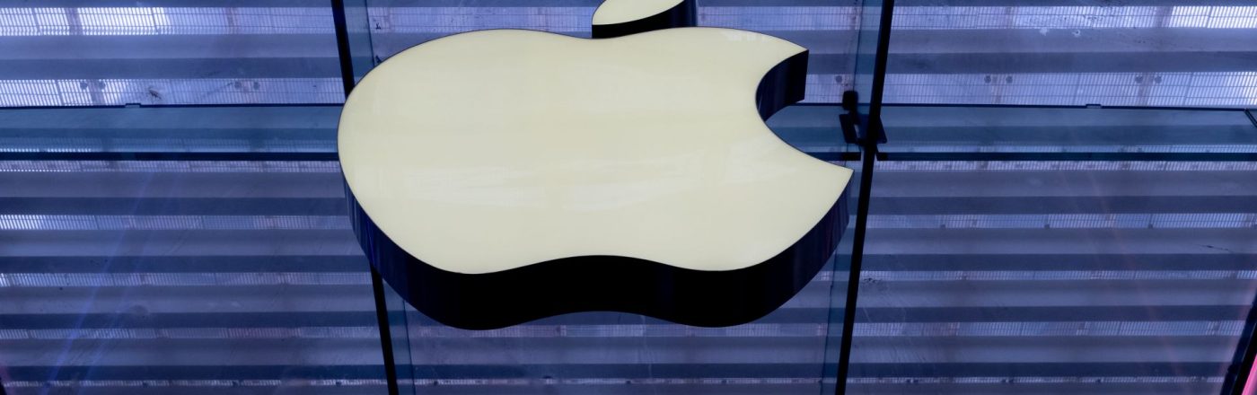 Das Logo von Apple ist an einem Store in Manhattan abgebildet.