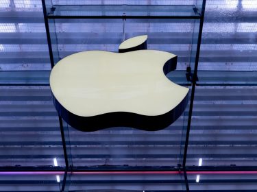 Das Logo von Apple ist an einem Store in Manhattan abgebildet.