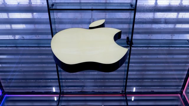 Das Logo von Apple ist an einem Store in Manhattan abgebildet.