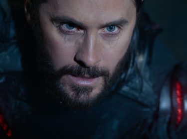 In dieser Nahaufnahme aus dem Film Tron: Ares ist Jared Leto als Ares zu sehen.