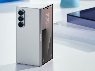 Das Falt-Handy Galaxy Z Fold7 steht aufgeklappt auf einem Tisch.