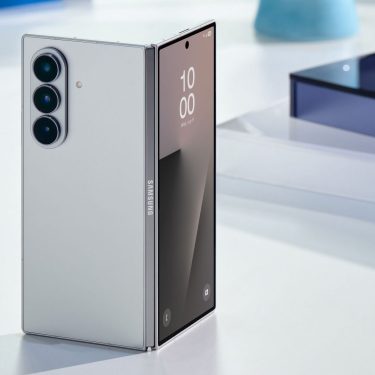 Das Falt-Handy Galaxy Z Fold7 steht aufgeklappt auf einem Tisch.