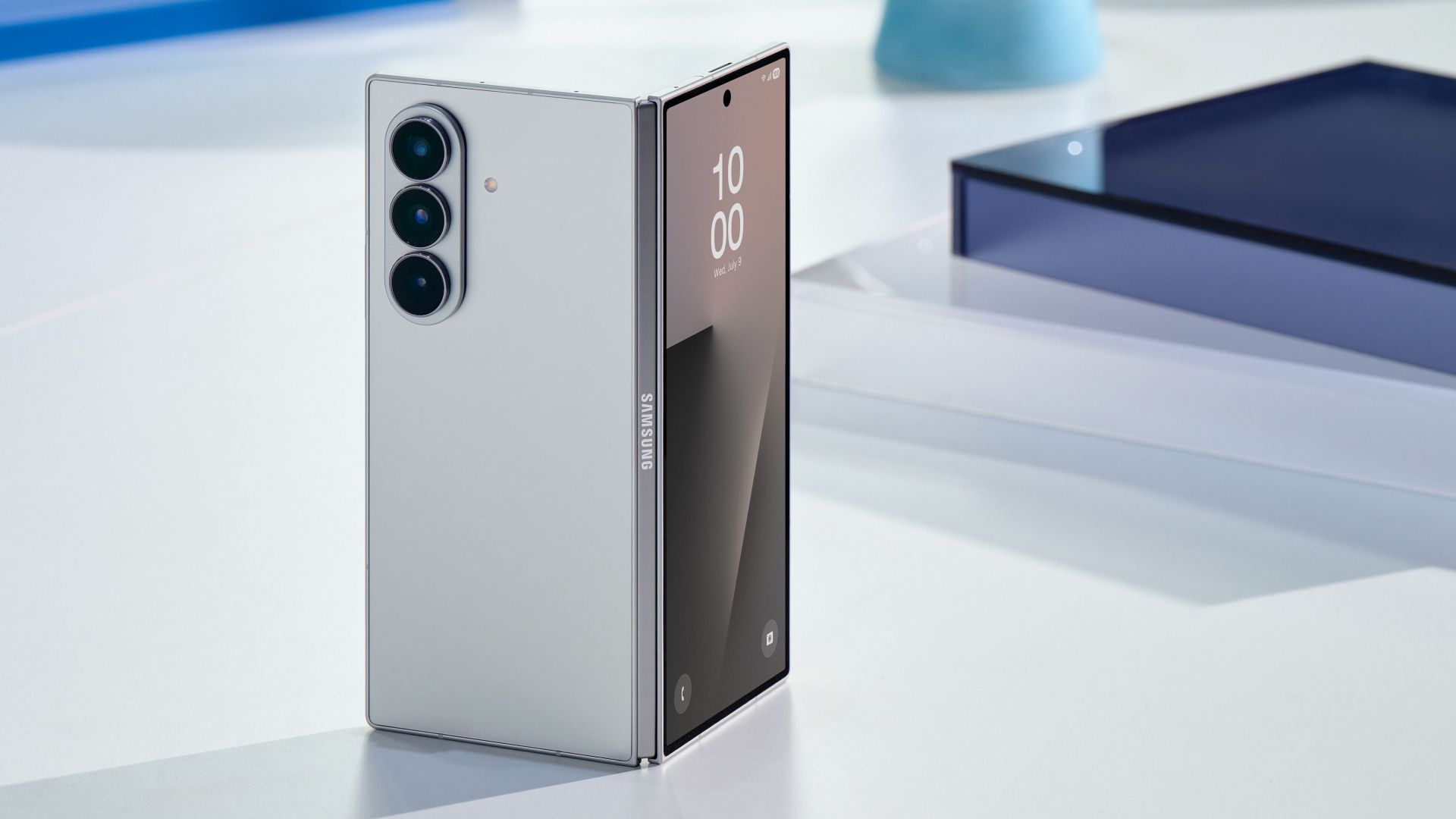 Das Falt-Handy Galaxy Z Fold7 steht aufgeklappt auf einem Tisch.