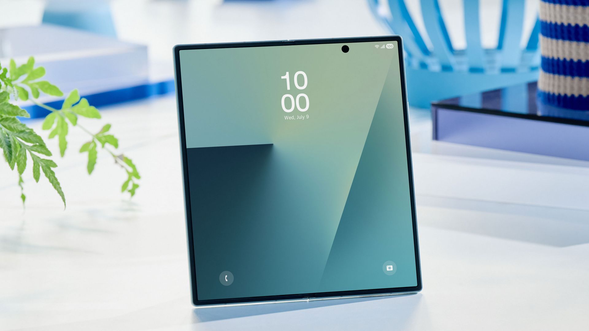Das Galaxy Z Fold7 steht aufgeklappt auf einem Tisch.