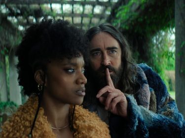 Yootha Wong-Loi-Sing und Lee Pace in einer Szene der Sci-Fi-Serie 