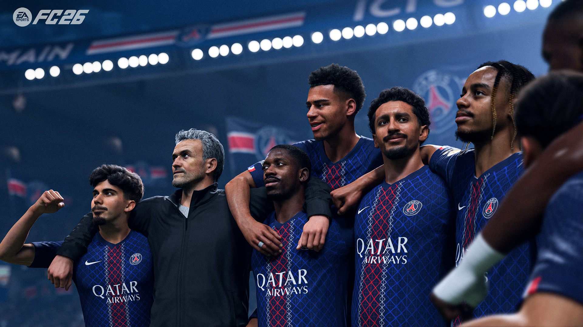 Auf diesem Screenshot aus „EA Sports FC 26“ ist Trainer Luis Enrique gemeinsam mit mehreren Spielern seines Teams Paris Saint-Germain zu sehen. Die Gruppe steht Schulter an Schulter im Stadion, lächelt und blickt stolz nach vorn. Die Szene vermittelt Teamgeist und Siegesstimmung vor jubelnden Fans im Hintergrund.