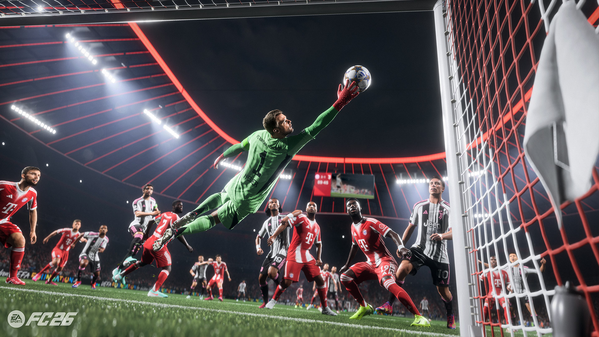 In diesem Screenshot aus „EA Sports FC 26“ fliegt Torwart Manuel Neuer im grünen Trikot von Bayern München spektakulär durch die Luft, um einen Schuss abzuwehren. Um ihn herum kämpfen Spieler von Bayern und Juventus im Strafraum. Die Szene im rot leuchtenden Stadion ist spannungsgeladen und voller Dynamik.