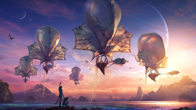 Auf dem Bild aus Avatar 3 schweben mehrere ballonartige Kreaturen bei Sonnenuntergang. Im Vordergrund stehen zwei Na’vi-Figuren auf einem Felsen und blicken nach oben.