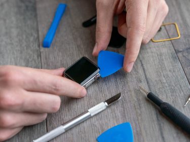 Jemand tauscht den Akku seiner Apple Watch mit einem iFix-It-Kit