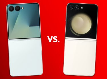 Das Galaxy Z Flip7 und Z Flip5 vor rotem Hintergrund