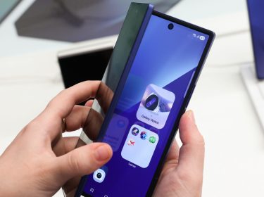 Das Galaxy Z Fold7 ist in einem Samsung-Shop in Moskau zu sehen.