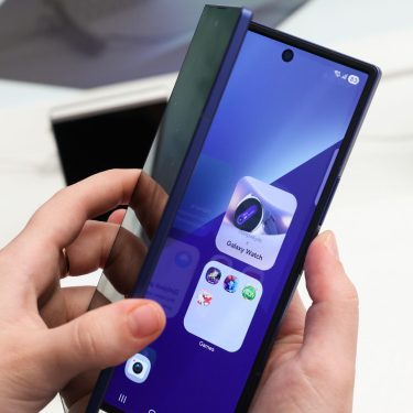 Das Galaxy Z Fold7 ist in einem Samsung-Shop in Moskau zu sehen.