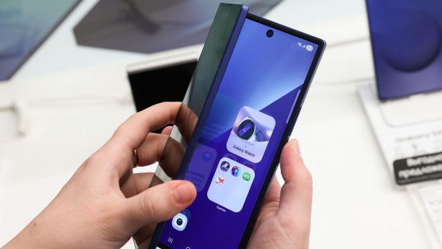 Das Galaxy Z Fold7 ist in einem Samsung-Shop in Moskau zu sehen.