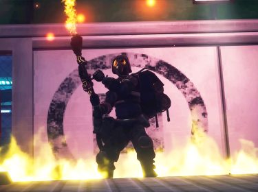 Ein:e Spieler:in mit einem Flammenwerfer in „Abiotic Factor“.