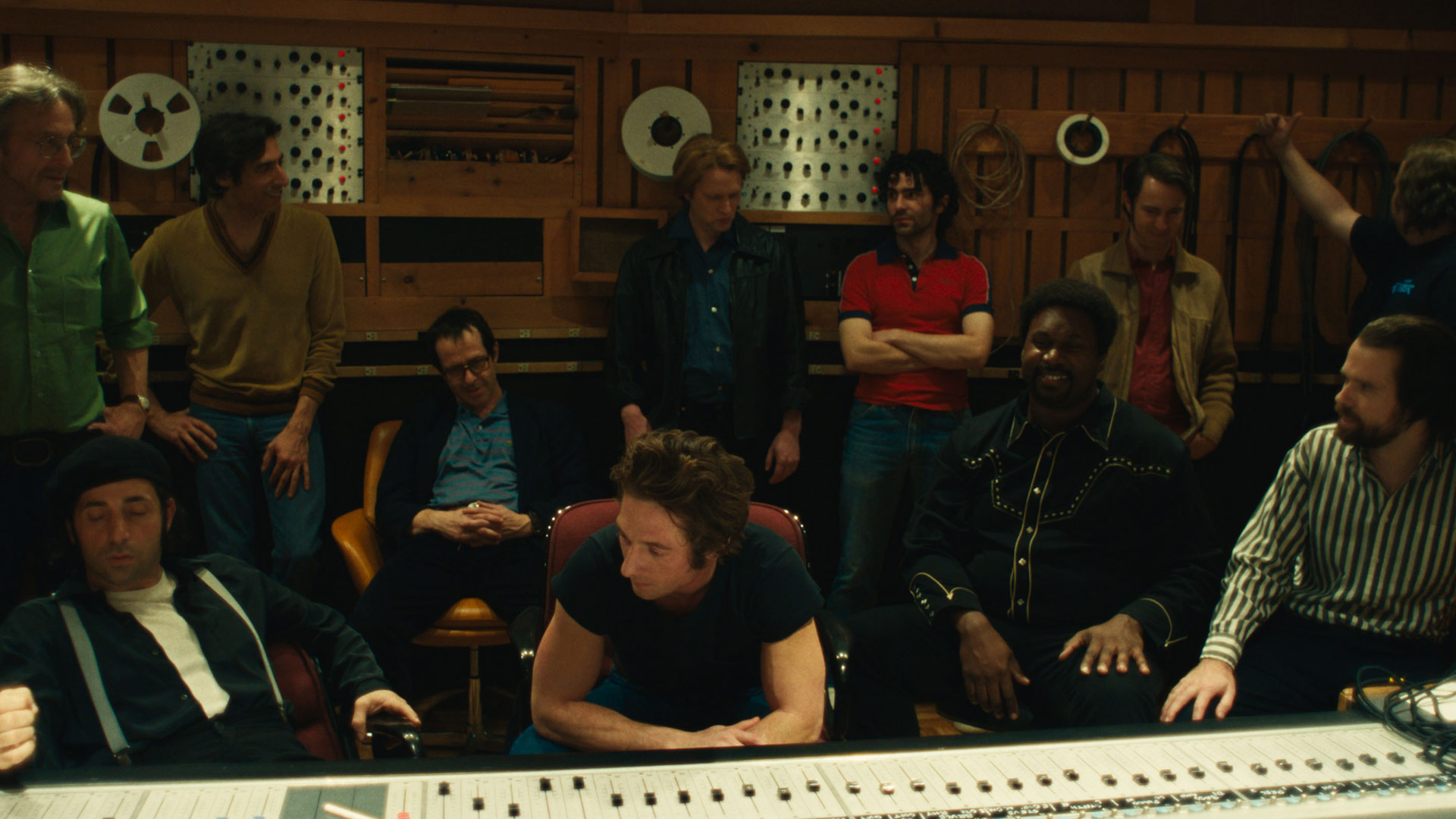 In Springsteen: Deliver Me From Nowhere sitzt Jeremy Allen White als Bruce Springsteen mit der Band und dem Produktionsteam in einem Tonstudio, umgeben von Mischpulten und Holzwänden mit Tonbändern.