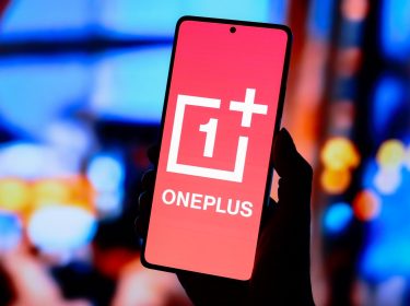 Das rote Logo von OnePlus ist auf einem Smartphone abgebildet.