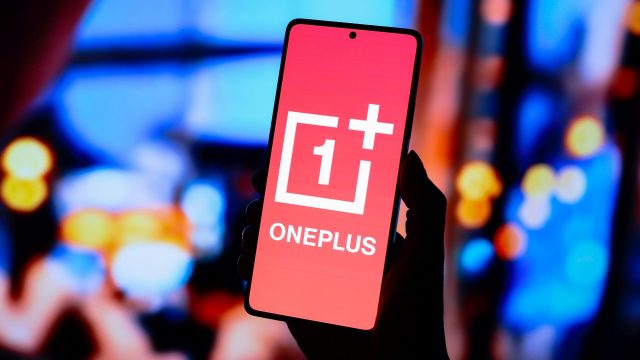 Das rote Logo von OnePlus ist auf einem Smartphone abgebildet.