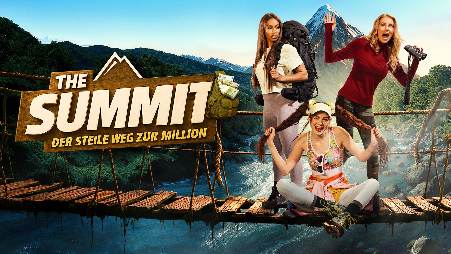 Auf dem Bild zur Sendung The Summit sind Cecilia Asoro, Klaudia Giez und Giulia Siegel als erste Gruppe der Show auf einer abenteuerlichen Hängebrücke in einer wilden Gebirgslandschaft zu sehen. Cecilia steht mit großem Wanderrucksack entschlossen da, Klaudia sitzt lachend auf dem Boden und hält ihre Zöpfe hoch, während Giulia mit Fernglas überrascht schaut. Im Hintergrund ragt ein schneebedeckter Gipfel auf.