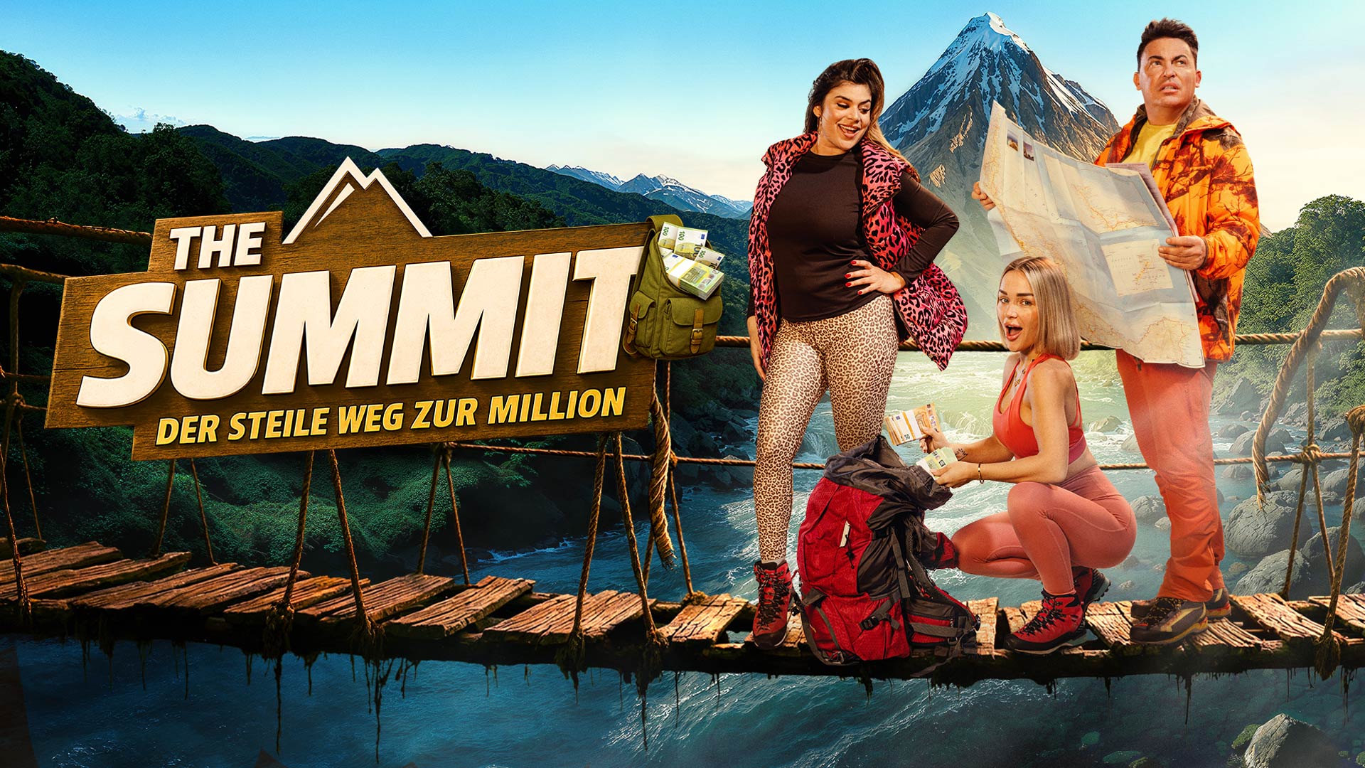 Auf dem Bild zur Show The Summit ist die vierte Gruppe mit Tanja Tischewitsch, Emmy Russ und Matthias Mangiapane auf einer Hängebrücke inmitten wilder Natur zu sehen. Tanja trägt ein auffälliges Leo-Outfit und posiert selbstbewusst, Emmy hockt lächelnd am Boden mit Geldbündeln in der Hand, während Matthias eine große Karte hält und suchend in die Ferne schaut.