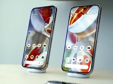 Smartphones der Pixel-9-Serie werden ausgestellt.