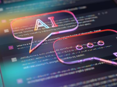 Auf diesem stilisierten Bild zum KI-Modelle-Vergleich sind zwei leuchtende Sprechblasen vor einem digitalen Hintergrund mit Programmcode zu sehen. In der linken Sprechblase steht „AI“, in der rechten sind drei Punkte dargestellt, was auf ein Gespräch zwischen KI-Modellen hindeutet. Das farbenfrohe, moderne Design vermittelt einen technischen und innovativen Eindruck.