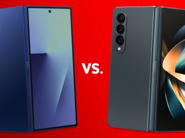 Das Galaxy Fold7 in Blau und das Galaxy Z Fold4 in Schwarz