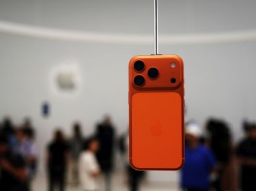 Das iPhone 17 in der Farbe Orange ist zu sehen.