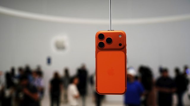 Das iPhone 17 in der Farbe Orange ist zu sehen.