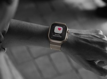 POV: Blick auf die Apple Watch Ultra 3 am linken Handgelenk , die ein Herzsymbol zeigt und den Schriftzug Possible Hypertension
