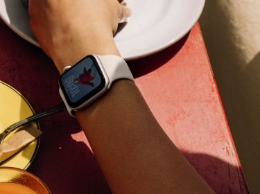 Am Handgelenk ist eine Apple Watch SE 3 zu sehen.